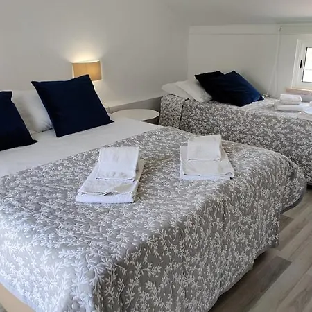 בית נופש Historic House-1 Minute To The