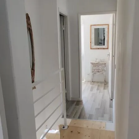Historic House-1 Minute To The בית נופש נאזרה