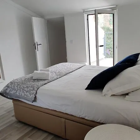 בית נופש Historic House-1 Minute To The