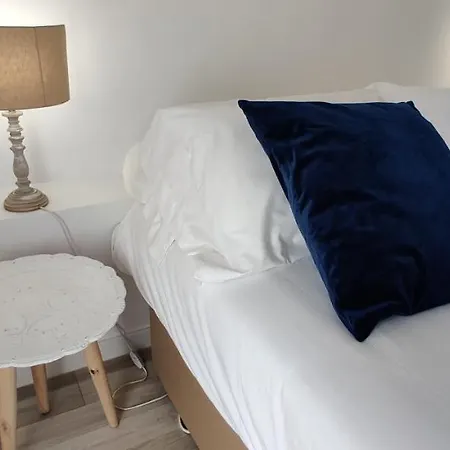 בית נופש Historic House-1 Minute To The