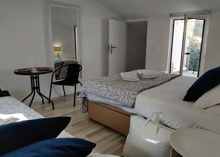 בית נופש Historic House-1 Minute To The *