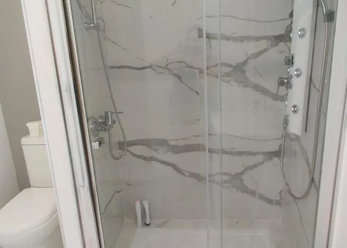 בית נופש Historic House-1 Minute To The