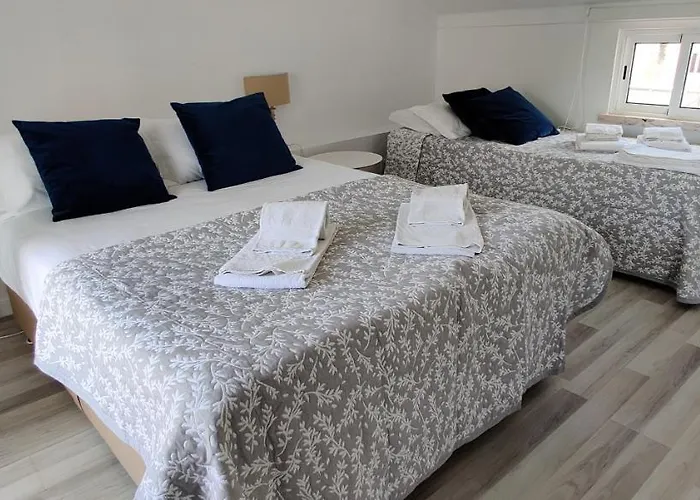 בית נופש Historic House-1 Minute To The