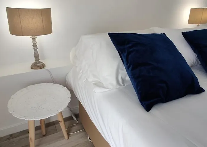 בית נופש Historic House-1 Minute To The